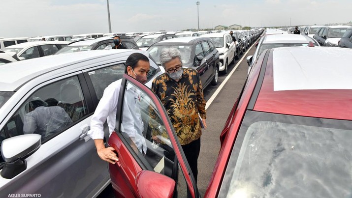Presiden Joko Widodo (Jokowi) meninjauan unit-unit mobil siap untuk diekspor di Kawasan Pelabuhan Patimban, Kabupaten Subang, Selasa (8/3/2022). (Foto: Agus Suparto)