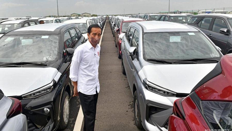 Presiden Joko Widodo (Jokowi) meninjauan unit-unit mobil siap untuk diekspor di Kawasan Pelabuhan Patimban, Kabupaten Subang, Selasa (8/3/2022). (Foto: Agus Suparto)