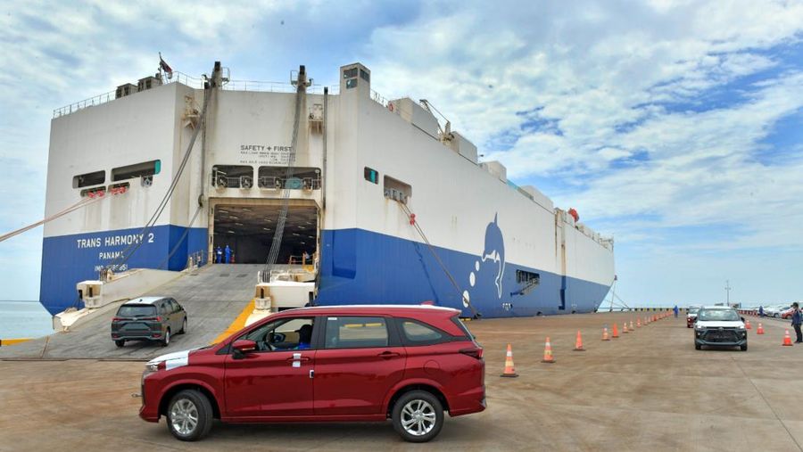 Presiden Joko Widodo (Jokowi) meninjauan unit-unit mobil siap untuk diekspor di Kawasan Pelabuhan Patimban, Kabupaten Subang, Selasa (8/3/2022). (Foto: Agus Suparto)
