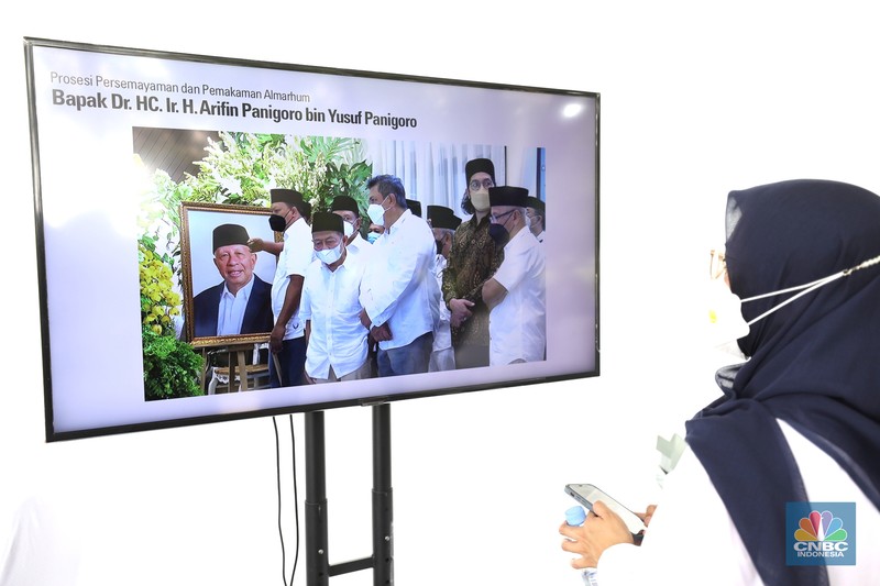 Suasana rumah duka almarhum Arifin Panigoro di Cilandak Timur, Pasar Minggu, Jakarta, Selasa (8/3/2022). Almarhum Arifin Panigoro meninggal dunia di Amerika Serikat pada Minggu, 27 Februari 2022 (waktu setempat), karena sakit. Semasa hidupnya, almarhum dikenal sebagai seorang pengusaha (CNBC Indonesia/ Tri Susilo)