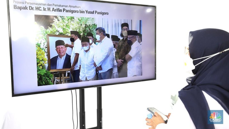 Suasana rumah duka almarhum Arifin Panigoro di Cilandak Timur, Pasar Minggu, Jakarta, Selasa (8/3/2022). Almarhum Arifin Panigoro meninggal dunia di Amerika Serikat pada Minggu, 27 Februari 2022 (waktu setempat), karena sakit. Semasa hidupnya, almarhum dikenal sebagai seorang pengusaha (CNBC Indonesia/ Tri Susilo)