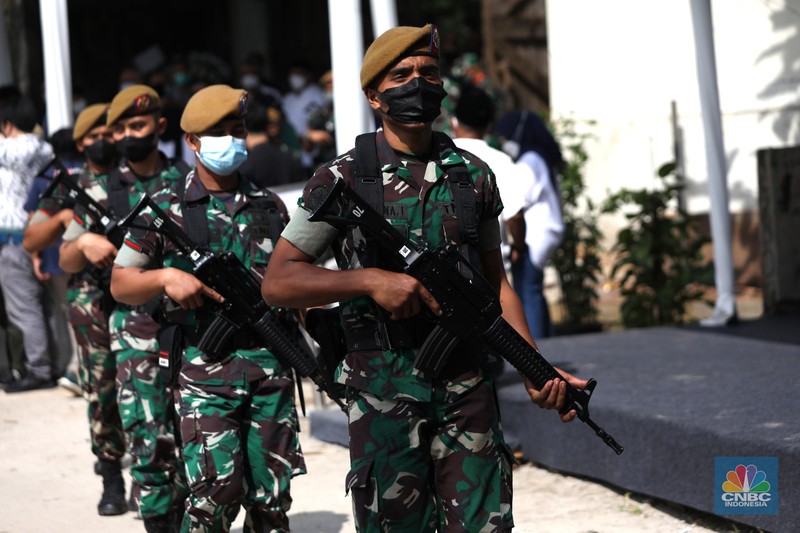 Suasana rumah duka Arifin Panigoro Suasana rumah duka almarhum Arifin Panigoro di Cilandak Timur, Pasar Minggu, Jakarta, Selasa (8/3/2022). Almarhum Arifin Panigoro meninggal dunia di Amerika Serikat pada Minggu, 27 Februari 2022 (waktu setempat), karena sakit. Semasa hidupnya, almarhum dikenal sebagai seorang pengusaha (CNBC Indonesia/ Tri Susilo)