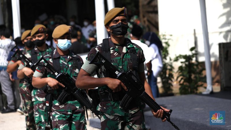 Suasana rumah duka almarhum Arifin Panigoro di Cilandak Timur, Pasar Minggu, Jakarta, Selasa (8/3/2022). Almarhum Arifin Panigoro meninggal dunia di Amerika Serikat pada Minggu, 27 Februari 2022 (waktu setempat), karena sakit. Semasa hidupnya, almarhum dikenal sebagai seorang pengusaha (CNBC Indonesia/ Tri Susilo)