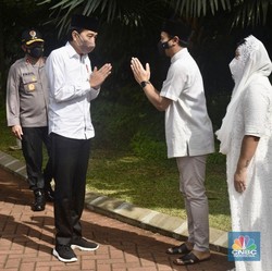 Momen Jokowi Takziah di Hari Pemakaman Arifin Panigoro