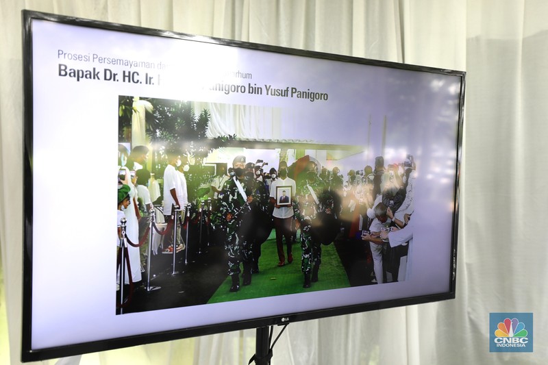 Suasana rumah duka Arifin Panigoro Suasana rumah duka almarhum Arifin Panigoro di Cilandak Timur, Pasar Minggu, Jakarta, Selasa (8/3/2022). Almarhum Arifin Panigoro meninggal dunia di Amerika Serikat pada Minggu, 27 Februari 2022 (waktu setempat), karena sakit. Semasa hidupnya, almarhum dikenal sebagai seorang pengusaha (CNBC Indonesia/ Tri Susilo)