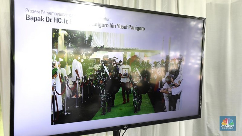 Suasana rumah duka almarhum Arifin Panigoro di Cilandak Timur, Pasar Minggu, Jakarta, Selasa (8/3/2022). Almarhum Arifin Panigoro meninggal dunia di Amerika Serikat pada Minggu, 27 Februari 2022 (waktu setempat), karena sakit. Semasa hidupnya, almarhum dikenal sebagai seorang pengusaha (CNBC Indonesia/ Tri Susilo)