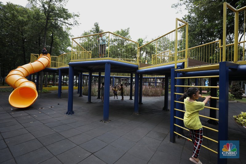 Anak-anak bermain di fasilitas permainan yang berada di Taman Puring, Jakarta, Selasa (8/3/2022). (CNBC Indonesia/ Tri Susilo)