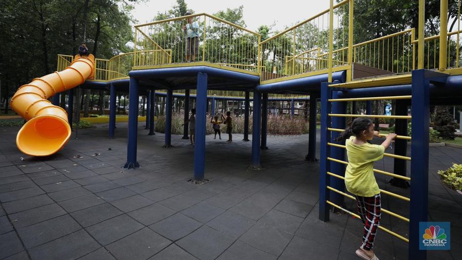 Anak-anak bermain di fasilitas permainan yang berada di Taman Puring, Jakarta, Selasa (8/3/2022). (CNBC Indonesia/ Tri Susilo)