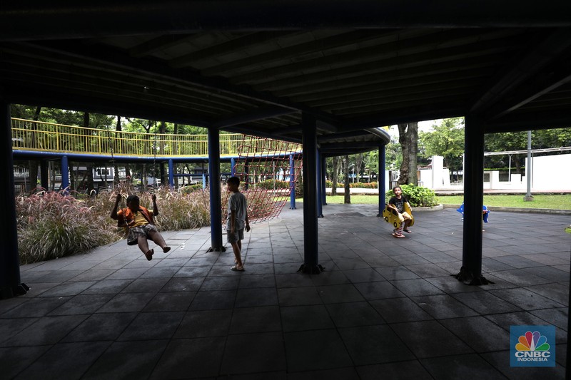 Anak-anak bermain di fasilitas permainan yang berada di Taman Puring, Jakarta, Selasa (8/3/2022). (CNBC Indonesia/ Tri Susilo)