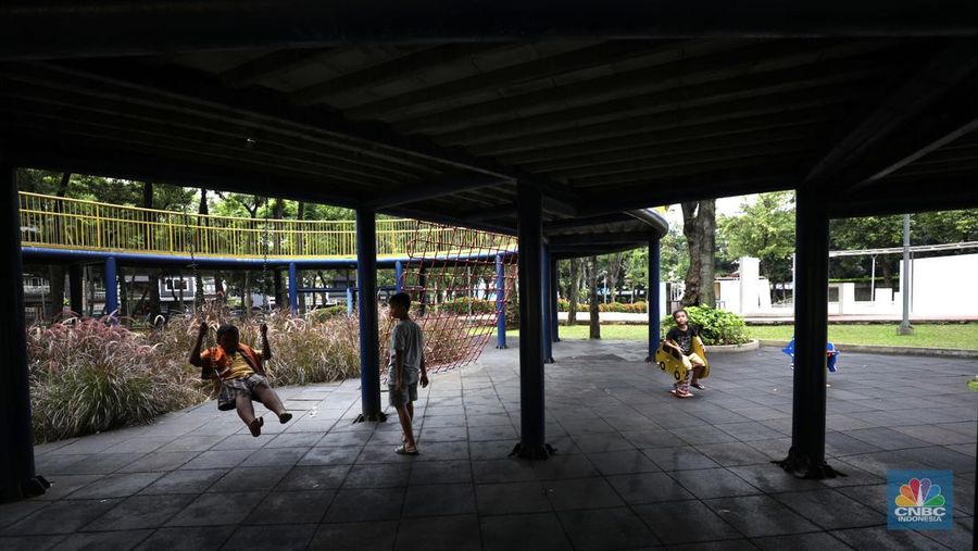 Anak-anak bermain di fasilitas permainan yang berada di Taman Puring, Jakarta, Selasa (8/3/2022). (CNBC Indonesia/ Tri Susilo)