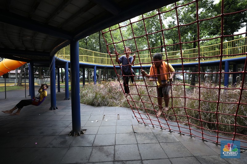 Anak-anak bermain di fasilitas permainan yang berada di Taman Puring, Jakarta, Selasa (8/3/2022). (CNBC Indonesia/ Tri Susilo)