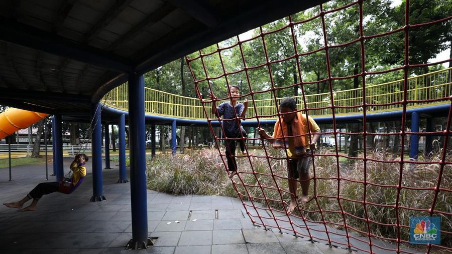 Anak-anak bermain di fasilitas permainan yang berada di Taman Puring, Jakarta, Selasa (8/3/2022). (CNBC Indonesia/ Tri Susilo)
