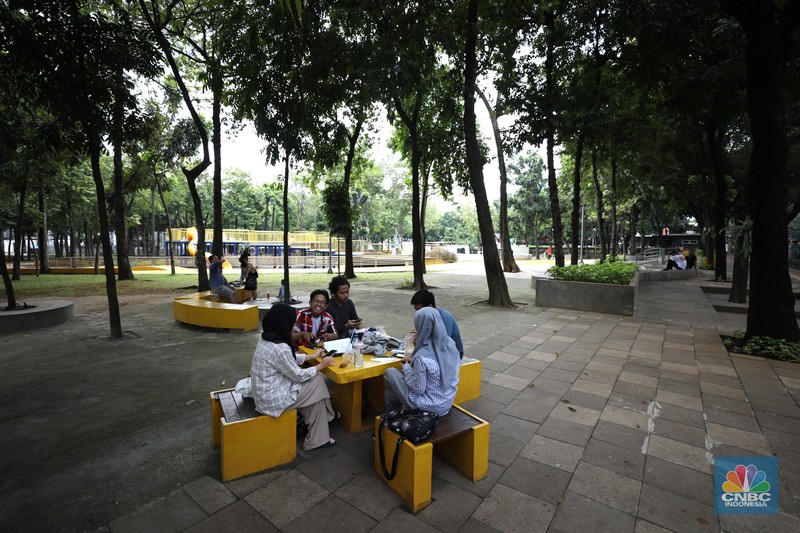Taman Puring Anak-anak bermain di fasilitas permainan yang berada di Taman Puring, Jakarta, Selasa (8/3/2022). (CNBC Indonesia/ Tri Susilo)