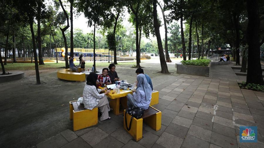 Anak-anak bermain di fasilitas permainan yang berada di Taman Puring, Jakarta, Selasa (8/3/2022). (CNBC Indonesia/ Tri Susilo)