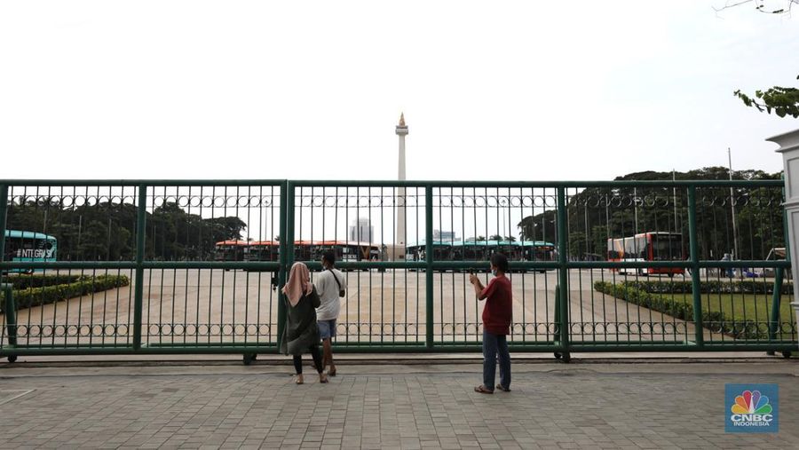 Warga beraktivitas di depan Monas