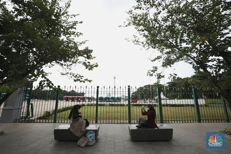 Anak-anak bermain di fasilitas permainan yang berada di Taman Puring, Jakarta, Selasa (8/3/2022). (CNBC Indonesia/ Tri Susilo)