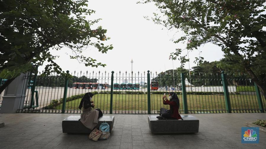 Warga beraktivitas di depan Monas