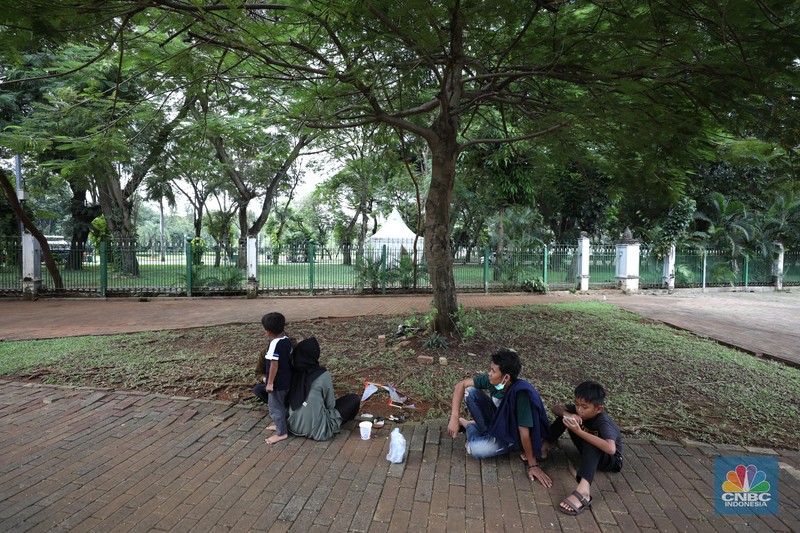 Taman Puring Anak-anak bermain di fasilitas permainan yang berada di Taman Puring, Jakarta, Selasa (8/3/2022). (CNBC Indonesia/ Tri Susilo)