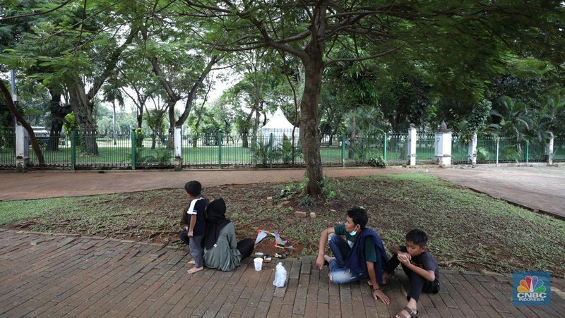 Anak-anak bermain di fasilitas permainan yang berada di Taman Puring, Jakarta, Selasa (8/3/2022). (CNBC Indonesia/ Tri Susilo)