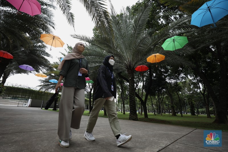 Taman Puring Anak-anak bermain di fasilitas permainan yang berada di Taman Puring, Jakarta, Selasa (8/3/2022). (CNBC Indonesia/ Tri Susilo)