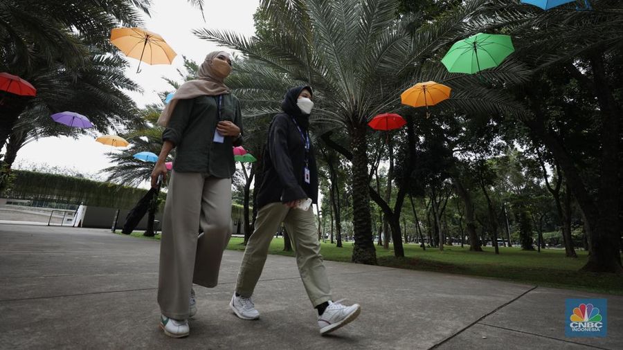Anak-anak bermain di fasilitas permainan yang berada di Taman Puring, Jakarta, Selasa (8/3/2022). (CNBC Indonesia/ Tri Susilo)