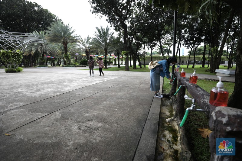 Anak-anak bermain di fasilitas permainan yang berada di Taman Puring, Jakarta, Selasa (8/3/2022). (CNBC Indonesia/ Tri Susilo)