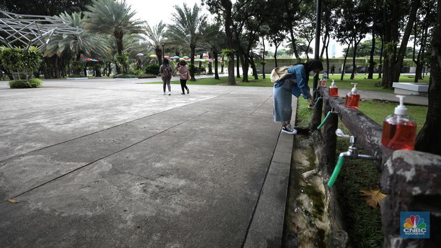 Anak-anak bermain di fasilitas permainan yang berada di Taman Puring, Jakarta, Selasa (8/3/2022). (CNBC Indonesia/ Tri Susilo)
