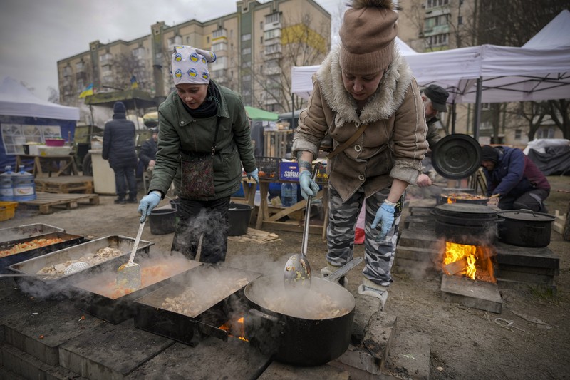 Pejagaan Militer di Kyiv, Ukraina Prajurit Ukraina menjaga pos pemeriksaan di jalan utama di Kyiv, Ukraina, Senin (7/3/2022). (AP Photo/Vadim Ghirda)