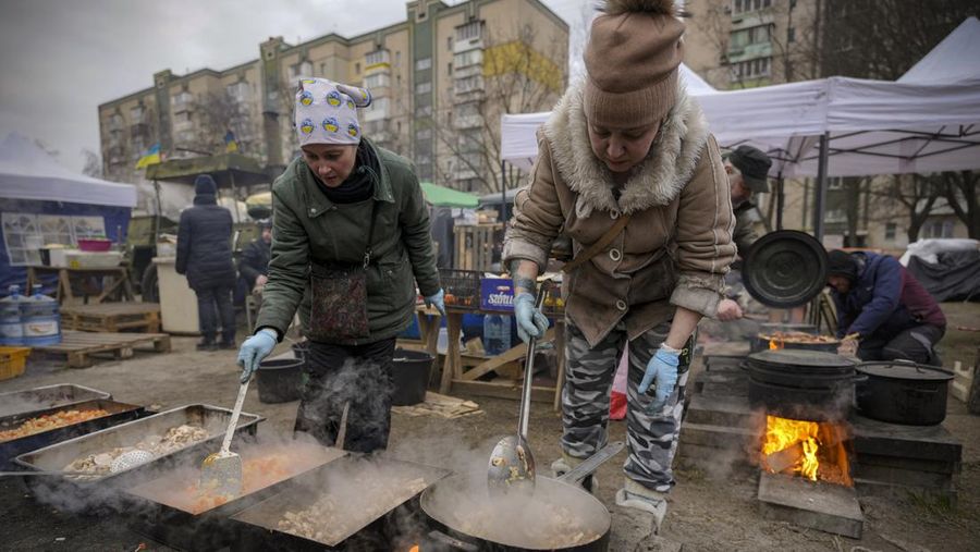 Prajurit Ukraina menjaga pos pemeriksaan di jalan utama di Kyiv, Ukraina, Senin (7/3/2022). (AP Photo/Vadim Ghirda)