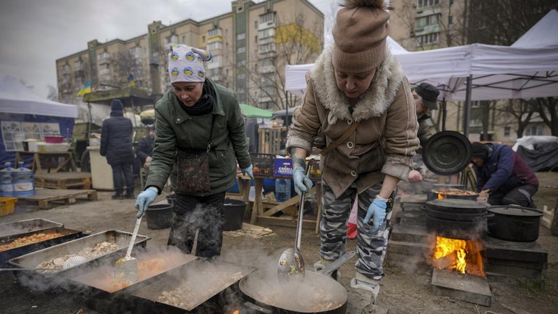 Prajurit Ukraina menjaga pos pemeriksaan di jalan utama di Kyiv, Ukraina, Senin (7/3/2022). (AP Photo/Vadim Ghirda)