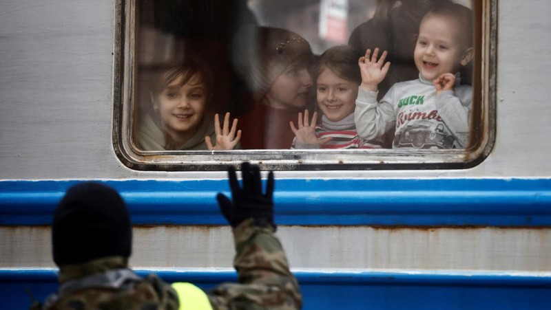 Relawan membagikan makanan kepada orang-orang yang melintasi perbatasan dari Ukraina ke Polandia, setelah melarikan diri dari iserangan Rusia ke Ukraina, di pos pemeriksaan perbatasan di Medyka, Polandia, Selasa (8/3/2022). (REUTERS/Fabrizio Bensch)