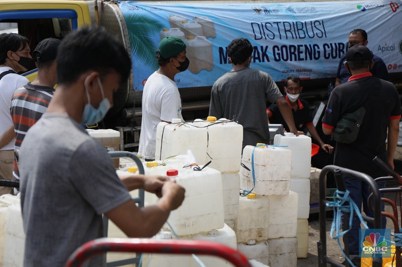 Pedagang antre untuk mendapatkan minyak curah di Pasar Kebayoran Lama, Jakarta, Rabu (9/3/2022). Kemendag dan BUMN menyediakan sebanyak 8000 liter minyak goreng untuk didistribusikan. (CNBC Indonesia/ Tri Susilo)