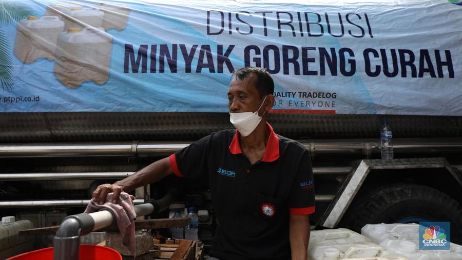 Pedagang antre untuk mendapatkan minyak curah di Pasar Kebayoran Lama, Jakarta, Rabu (9/3/2022). Kemendag dan BUMN menyediakan sebanyak 8000 liter minyak goreng untuk didistribusikan. (CNBC Indonesia/ Tri Susilo)
