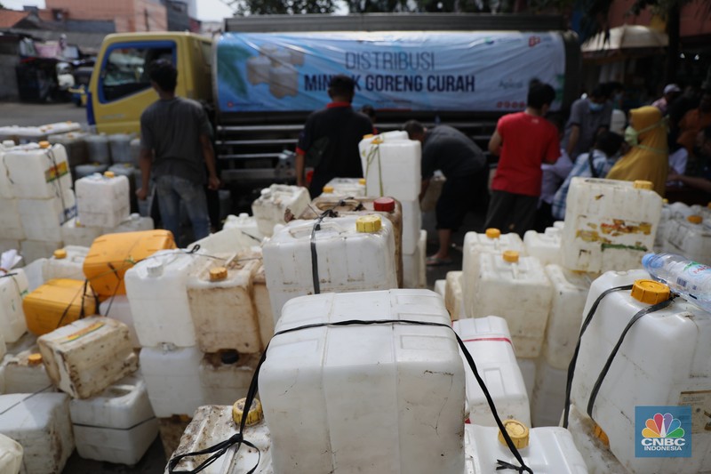 Antrean Mendapatakan Minyak Goreng Curah Pedagang antre untuk mendapatkan minyak curah di Pasar Kebayoran Lama, Jakarta, Rabu (9/3/2022). Kemendag dan BUMN menyediakan sebanyak 8000 liter minyak goreng untuk didistribusikan. (CNBC Indonesia/ Tri Susilo)