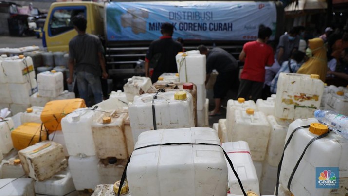 Antrean Mendapatakan Minyak Goreng Curah Pedagang antre untuk mendapatkan minyak curah di Pasar Kebayoran Lama, Jakarta, Rabu (9/3/2022). Kemendag dan BUMN menyediakan sebanyak 8000 liter minyak goreng untuk didistribusikan. (CNBC Indonesia/ Tri Susilo)