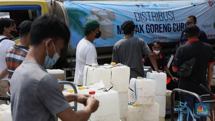 Pedagang antre untuk mendapatkan minyak curah di Pasar Kebayoran Lama, Jakarta, Rabu (9/3/2022). Kemendag dan BUMN menyediakan sebanyak 8000 liter minyak goreng untuk didistribusikan. (CNBC Indonesia/ Tri Susilo)