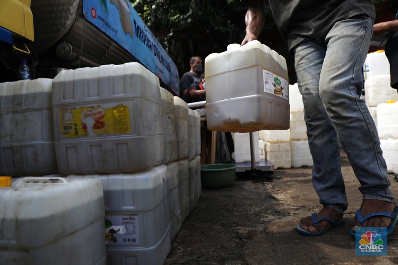 Antrean Mendapatakan Minyak Goreng Curah Pedagang antre untuk mendapatkan minyak curah di Pasar Kebayoran Lama, Jakarta, Rabu (9/3/2022). Kemendag dan BUMN menyediakan sebanyak 8000 liter minyak goreng untuk didistribusikan. (CNBC Indonesia/ Tri Susilo)