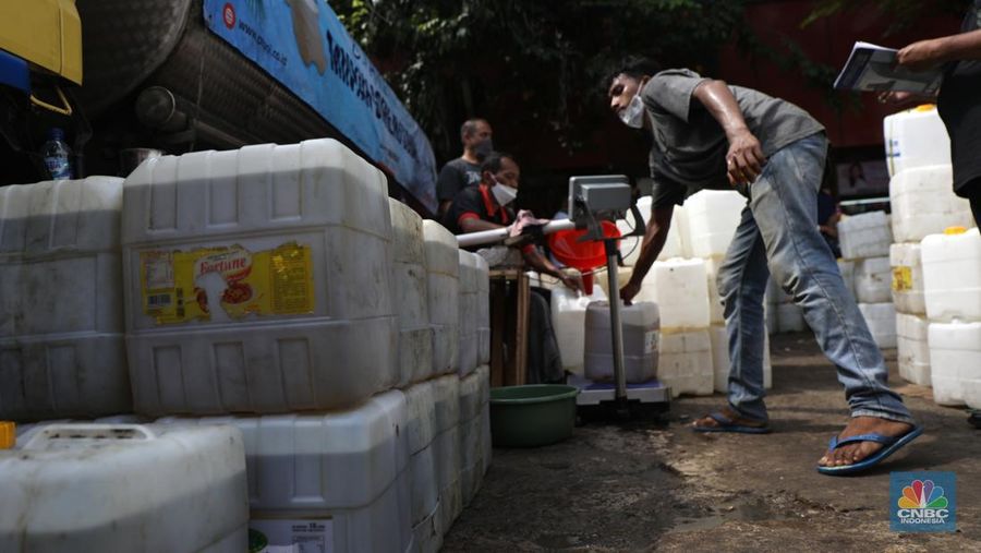 Pedagang antre untuk mendapatkan minyak curah di Pasar Kebayoran Lama, Jakarta, Rabu (9/3/2022). Kemendag dan BUMN menyediakan sebanyak 8000 liter minyak goreng untuk didistribusikan. (CNBC Indonesia/ Tri Susilo)