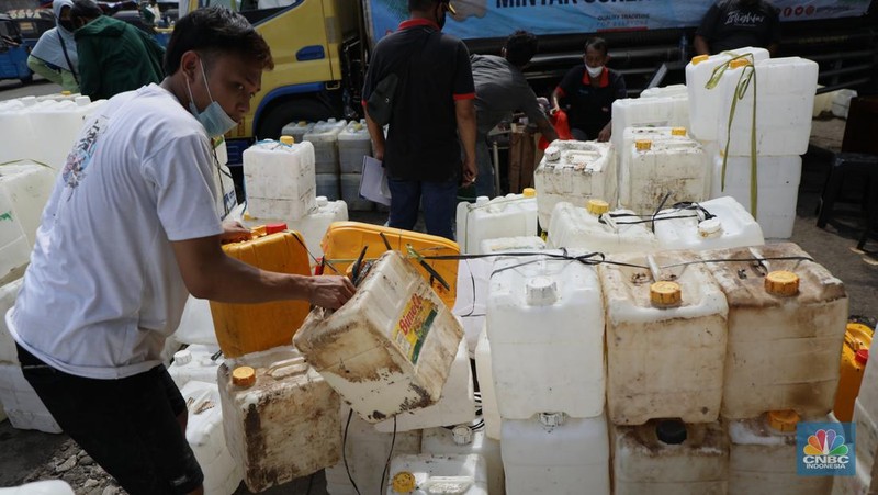 Pedagang antre untuk mendapatkan minyak curah di Pasar Kebayoran Lama, Jakarta, Rabu (9/3/2022). Kemendag dan BUMN menyediakan sebanyak 8000 liter minyak goreng untuk didistribusikan. (CNBC Indonesia/ Tri Susilo)