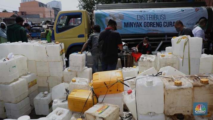 Antrean Mendapatakan Minyak Goreng Curah Pedagang antre untuk mendapatkan minyak curah di Pasar Kebayoran Lama, Jakarta, Rabu (9/3/2022). Kemendag dan BUMN menyediakan sebanyak 8000 liter minyak goreng untuk didistribusikan. (CNBC Indonesia/ Tri Susilo)