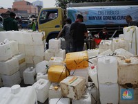 Orang Antre Migor Curah: Beli Rp 14.000, yang Penting Ada!