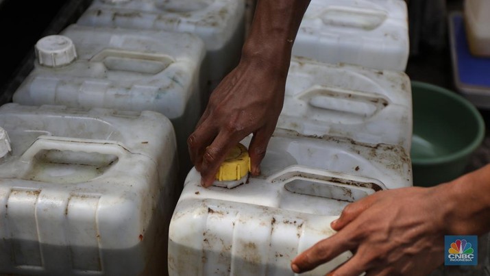 Antrean Mendapatakan Minyak Goreng Curah Pedagang antre untuk mendapatkan minyak curah di Pasar Kebayoran Lama, Jakarta, Rabu (9/3/2022). Kemendag dan BUMN menyediakan sebanyak 8000 liter minyak goreng untuk didistribusikan. (CNBC Indonesia/ Tri Susilo)