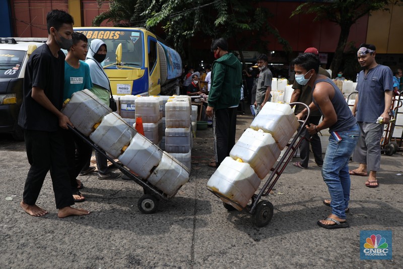 Antrean Mendapatakan Minyak Goreng Curah Pedagang antre untuk mendapatkan minyak curah di Pasar Kebayoran Lama, Jakarta, Rabu (9/3/2022). Kemendag dan BUMN menyediakan sebanyak 8000 liter minyak goreng untuk didistribusikan. (CNBC Indonesia/ Tri Susilo)