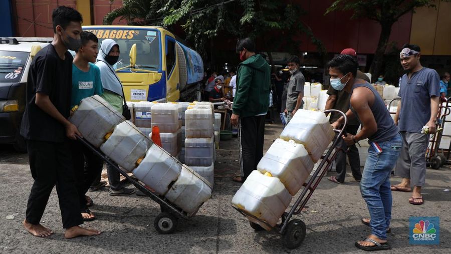 Pedagang antre untuk mendapatkan minyak curah di Pasar Kebayoran Lama, Jakarta, Rabu (9/3/2022). Kemendag dan BUMN menyediakan sebanyak 8000 liter minyak goreng untuk didistribusikan. (CNBC Indonesia/ Tri Susilo)