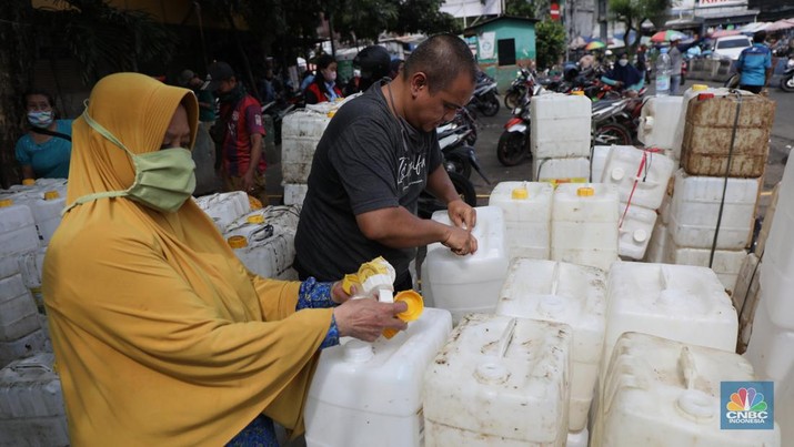 Pedagang antre untuk mendapatkan minyak curah di Pasar Kebayoran Lama, Jakarta, Rabu (9/3/2022). Kemendag dan BUMN menyediakan sebanyak 8000 liter minyak goreng untuk didistribusikan. (CNBC Indonesia/ Tri Susilo)