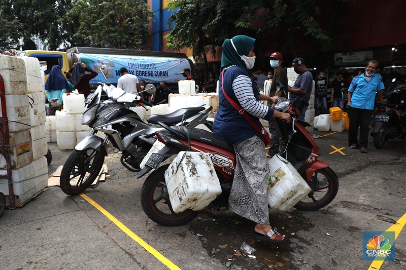Antrean Mendapatakan Minyak Goreng Curah Pedagang antre untuk mendapatkan minyak curah di Pasar Kebayoran Lama, Jakarta, Rabu (9/3/2022). Kemendag dan BUMN menyediakan sebanyak 8000 liter minyak goreng untuk didistribusikan. (CNBC Indonesia/ Tri Susilo)