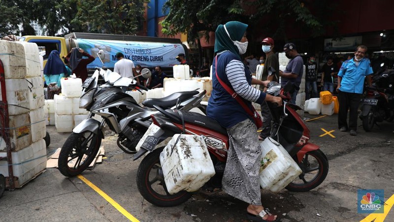 Pedagang antre untuk mendapatkan minyak curah di Pasar Kebayoran Lama, Jakarta, Rabu (9/3/2022). Kemendag dan BUMN menyediakan sebanyak 8000 liter minyak goreng untuk didistribusikan. (CNBC Indonesia/ Tri Susilo)