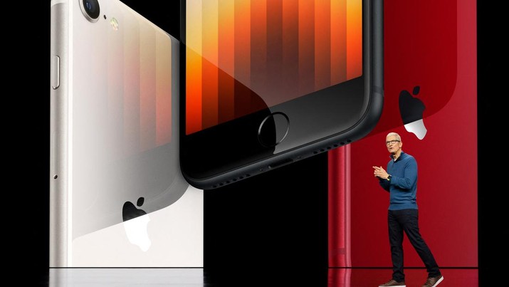 CEO Apple Tim Cook memamerkan iPhone SE baru yang menampilkan 5G dan chip A15 Bionic selama acara khusus di Apple Park di Cupertino, California, AS, Selasa (8/3/2022). (Brooks Kraft/Apple Inc./Handout via REUTERS)