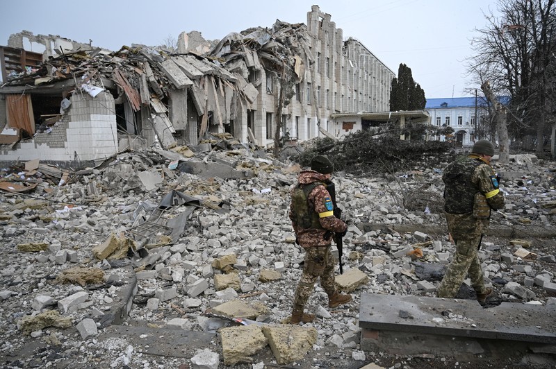 Kondisi bangunan yang rusak akibat penembakan baru-baru ini selama invasi Rusia ke Ukraina di Kharkiv, Ukraina Kondisi bangunan yang rusak akibat penembakan baru-baru ini selama invasi Rusia ke Ukraina di Kharkiv, Ukraina, Selasa (8/3/2022). (REUTERS/Oleksandr Lapshyn)