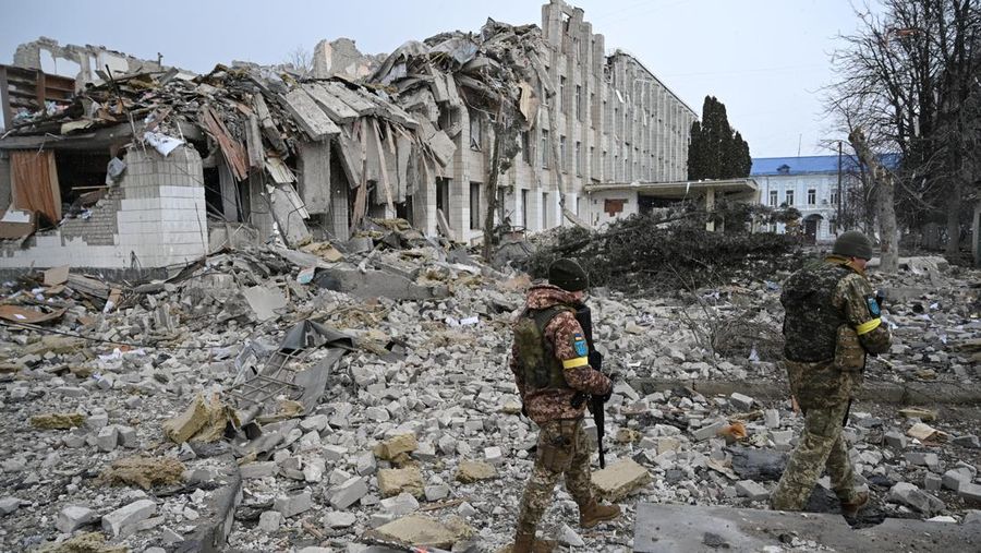 Kondisi bangunan yang rusak akibat penembakan baru-baru ini selama invasi Rusia ke Ukraina di Kharkiv, Ukraina, Selasa (8/3/2022). (REUTERS/Oleksandr Lapshyn)